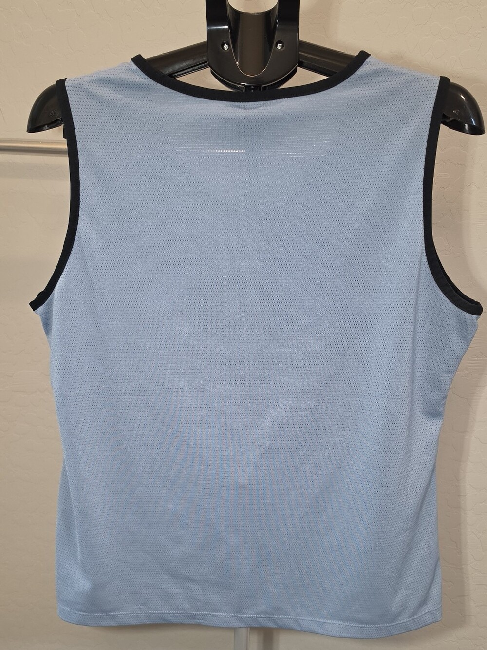 Ariat Women's V-Neck Sleeveless Activewear Top - Picture 3 of 5